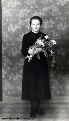 Irja Pessi kukitettuna ja mustassa suruasussaan koti seutunsa menettämisen johdosta. Konfirmointi päivänä Helluntaina 1940, kuvattu Huittisten Lauttakylässä
