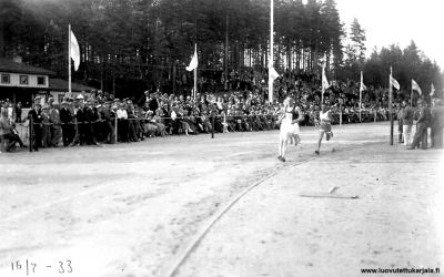 Kirvun urheilukenttä. Kirvun kirkonkylän urheilukentän Vihkiäiset 16.7.1933 avajaiskilpailut.
