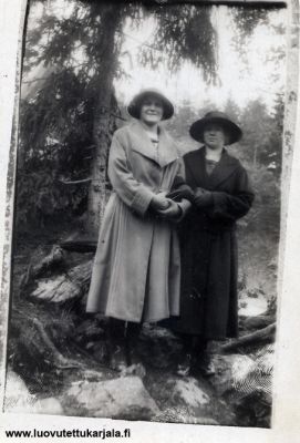 Saimi Kuisma (myöh. Veijalainen) ja Olga Pelkonen 1920-luku.

