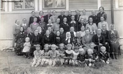 Merjärveläisiä äitiä ja lapsia äitienpäiväjuhlilla koululla viimeisenä rauhan kesäänä 1939.  
