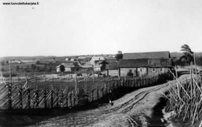 Samuli Paulaharjun kuvaama Tonterin kylä Kivennavalla ennen sotia. (Museovirasto)
