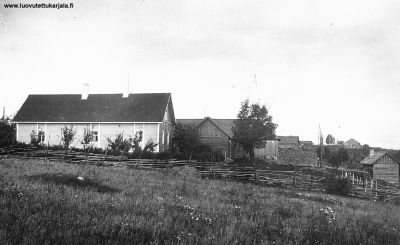 Kaukolan tila Kuolemajärven Hatjalahdessa 1939-luvulla. Talo on kuvan lähettäjän äidin Matilda Valtosen (s. Kauko) syntymäkoti.
