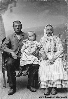 Laivuri-kalastajan perhe 1905. Antton Kalaus, Lempi tytär ja vaimo Wilhelmiina.    
