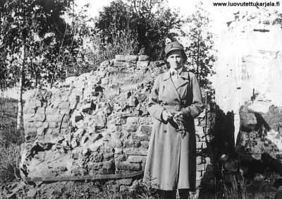 Lotta Helena Olkkonen kävi kotinsa raunioilla vuonna 1942 Metsäpirtin Lapanaisten kylässä.
