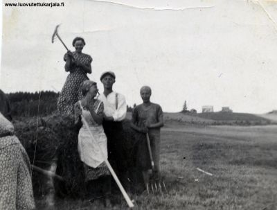 1931 Uukuniemen Niukkalassa (Hilkka oli kertomansa mukaan "kesätöissä" 30-luvulla /SR, kuvassa vuosiluku -31), Ida Pitkänen, Yrjö Pitkänen, Alma Toiviainen, Hilkka Kormano. 
