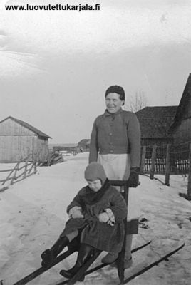 Muolaan hattulassa v. 1937 Siiri ja Raili Kultanen.
