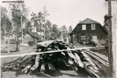 Antti Kultanen Perkjärvellä 1944  (Navetta ja sauna ei palaneet talvisodassa) uuden talon lautoja taaplaamassa. Kuvan otti Väinö Viipuri.
