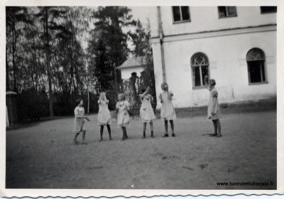 Muolaa Perkjärvi. Kannaksen kylän tyttöjä pallosilla. Vasemmalla Esteri Viipuri. Kuvannut Väinö Viipuri.
