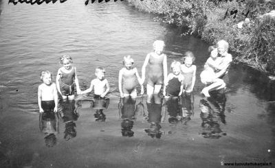 Muolaan Kilteen kylän lapset uimassa Perojoessa. Kuvattu 1936.
