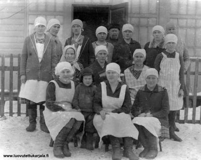 Karjakkokurssilaiset Muolaan Sormulan kylän Hännisellä 1920-luvulla. Kuvassa takana seisova mies on Ville Hänninen. Keskirivissä toinen vasemmalta Amanda Kuhanen os. Hänninen ja keskirivi oikeanpuoleinen on Mirjam Hännninen.
