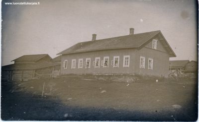 Salmin pitäjän Käsnäselän kylän Mension (ent. Menschakoff) suvun uudempi talo. Rakennettu 1900-luvulla alussa.
