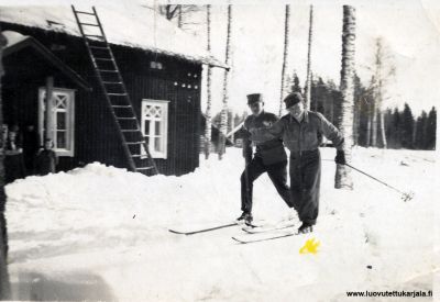 Salmi, Ylä-Uuksu. Aika 1938. Pekka Kuikka oikealla.
