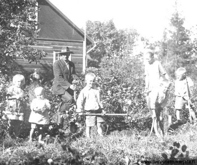 Kuokkala Veijalaisen perhe kääntämässä kerhopalstamaata. Kuvan omistaja vaalea tyttö vasemmassa reunassa.
