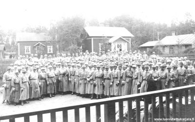 Kannaksen Lottia oli toimintansa alkuaikoina tapana kokoontua erilaisiin yhteisiin tapahtumiin . Näissä kuvissa ollaan suurella joukolla koolla Terijoella vuonna 1925. Kuvan omistajan äiti oli Koiviston Lottien mukana tilaisuudessa.
