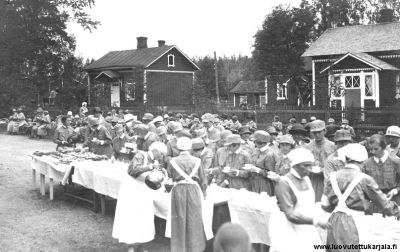 Kannaksen Lottia oli toimintansa alkuaikoina tapana kokoontua erilaisiin yhteisiin tapahtumiin . Näissä kuvissa ollaan suurella joukolla koolla Terijoella vuonna 1925. Kuvan omistajan äiti oli Koiviston Lottien mukana tilaisuudessa.
