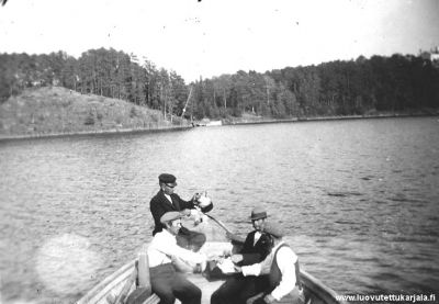 Valamon retki 1937. Luostarinlahti tai Niikkanan lahti. Edessä paitasillaan isäni Eemil ja setäni Simo. Kahvia kaataa setäni Jaakko. Vilttipäinen Jaakko Kuismanen
