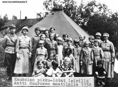 Kaukolan pikkulotat leirillä Antti Suurosen pellolla kesällä 1943.
